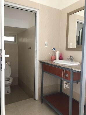 Standard Room | Bathroom | Shower, hair dryer, slippers, towels - Homestay Des Amis - Ban Huu (Da Nang)