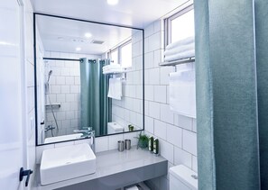 Doccia, asciugacapelli, pantofole, asciugamani