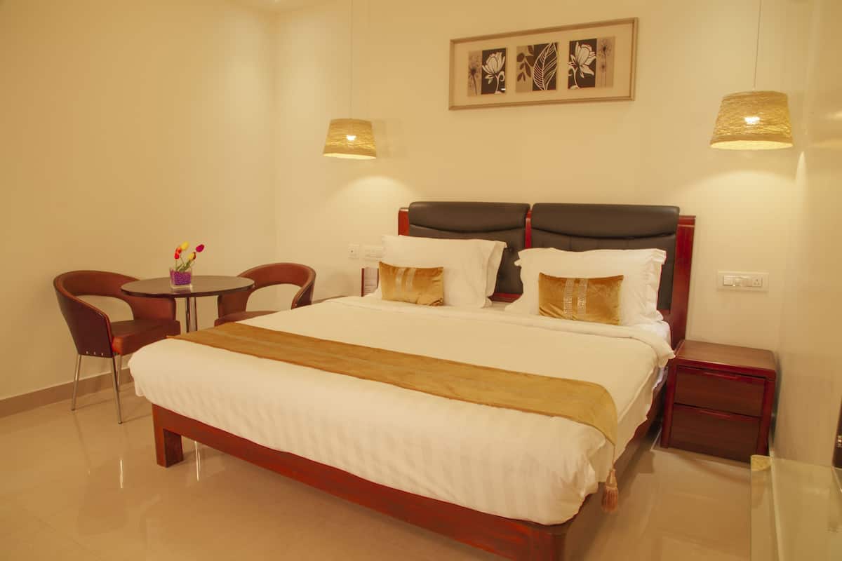 Comfort Double Room, 1 Double Bed | Minibar, in-room safe, individually furnished, desk