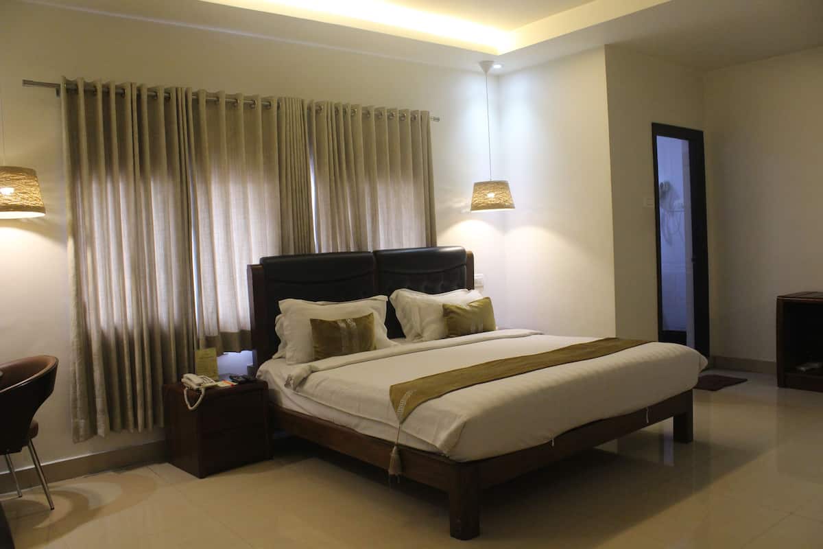 Superior Room, 1 King Bed | Minibar, in-room safe, individually furnished, desk