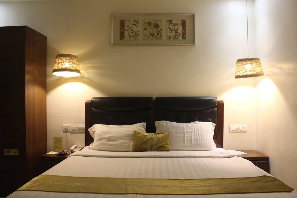 Deluxe Room, 1 Double Bed | Minibar, in-room safe, individually furnished, desk