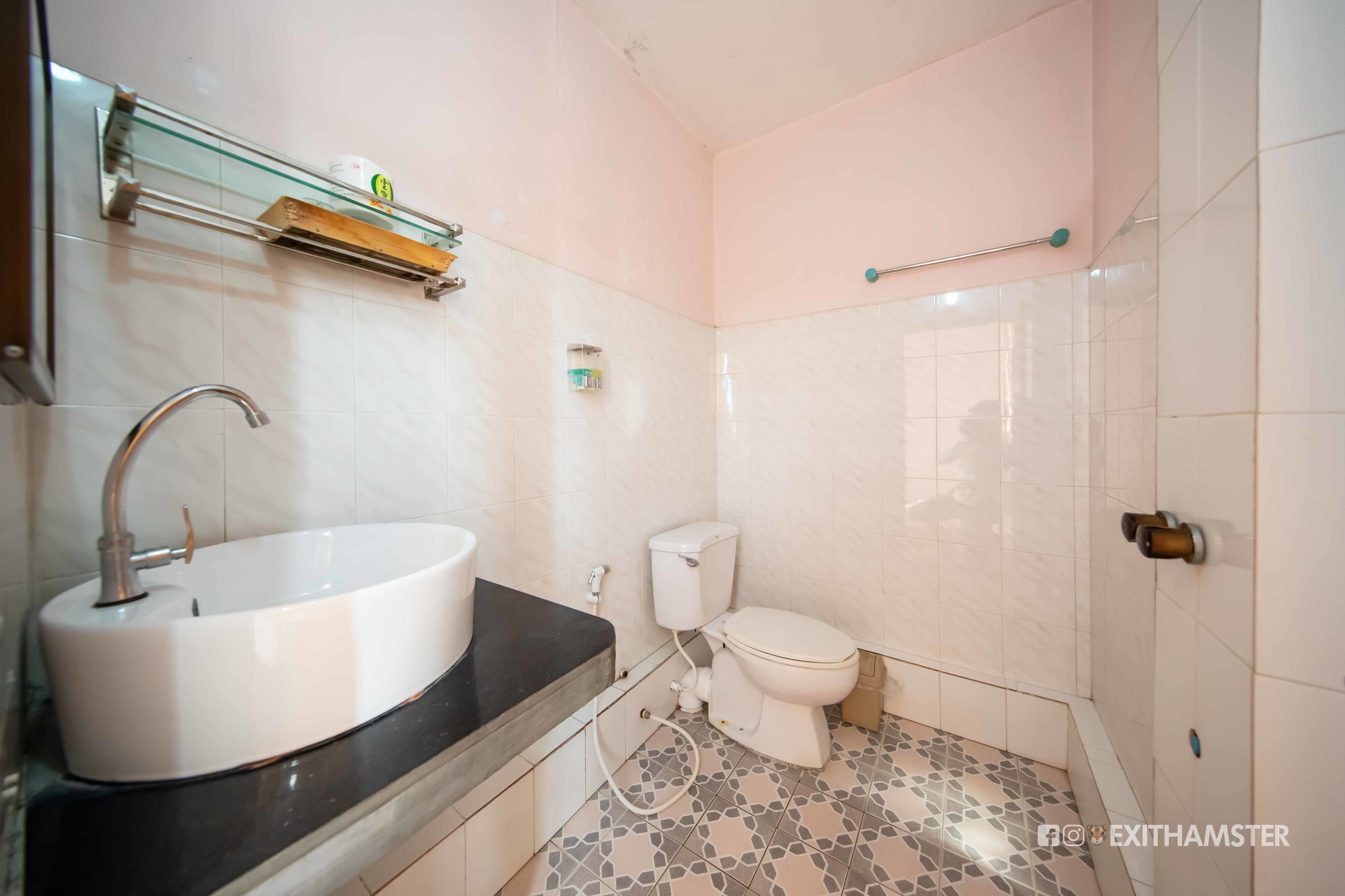 shower, free toiletries, slippers, towels