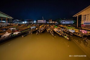 واجهة المنشأة - في المساء/الليل