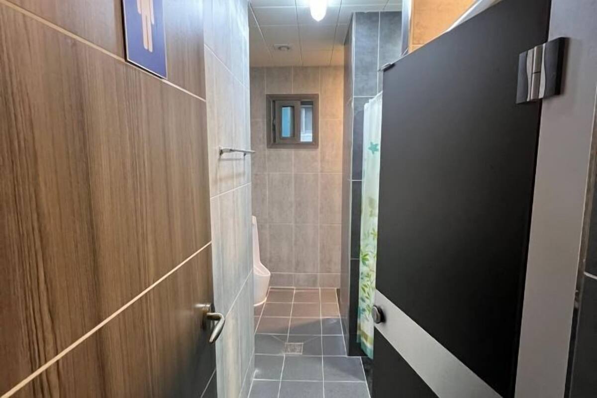 Douche, articles de toilette gratuits, sèche-cheveux