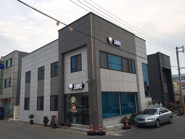 A modern building with the sign "JJBRO" on the facade. - JJBro Hostel Guest House (Mokpo)