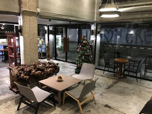 供應早餐、午餐、晚餐；多國菜