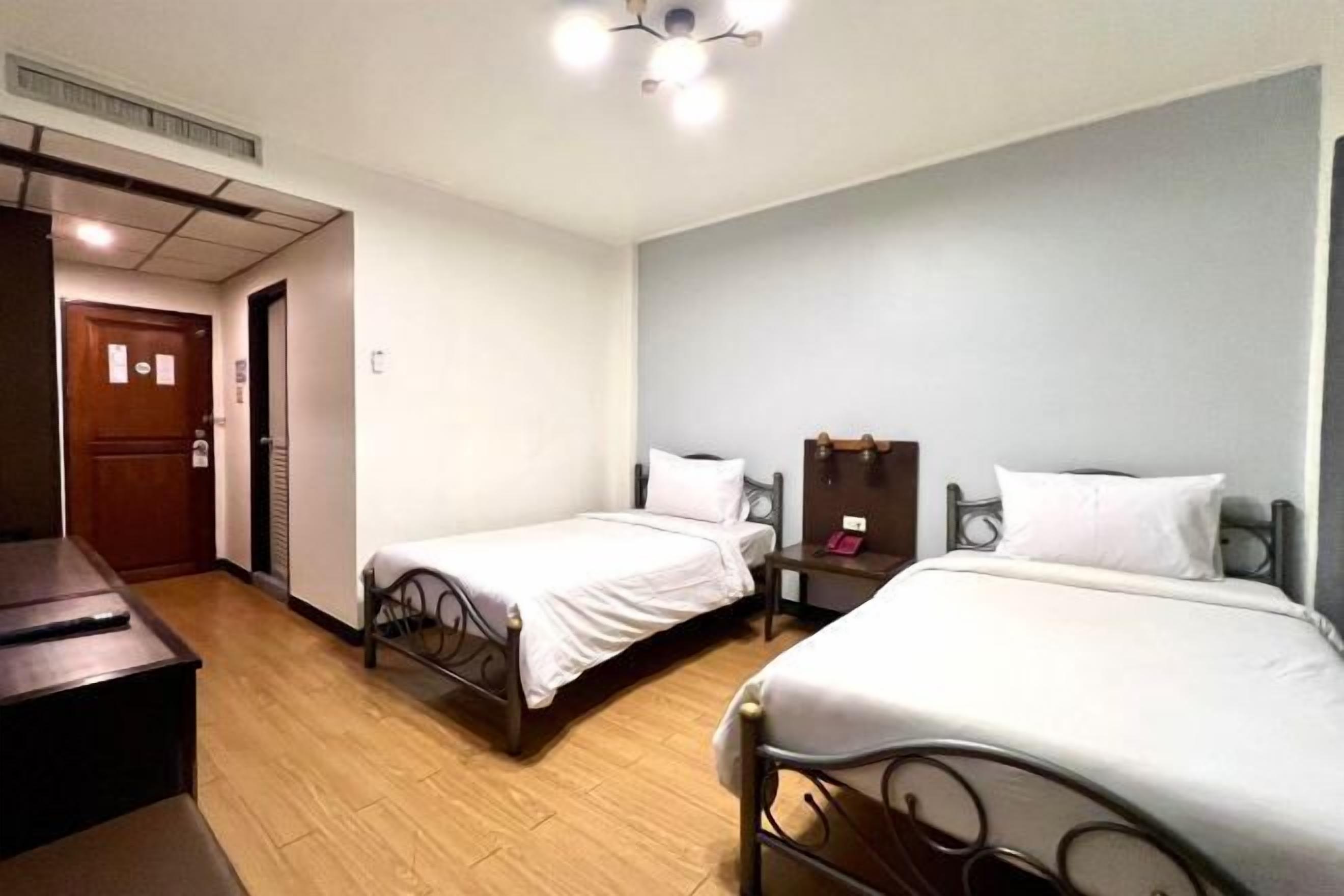 Escritorio, cortinas blackout y wifi gratis 