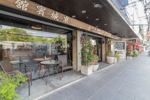 供应早餐、午餐和晚餐，国际美食