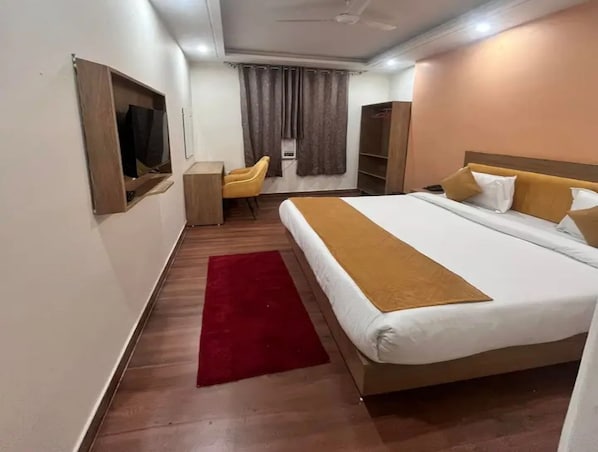 Chambre Deluxe, 1 lit double et 1 canapé-lit | Chambres insonorisées, fer et planche à repasser, Wi-Fi gratuit
