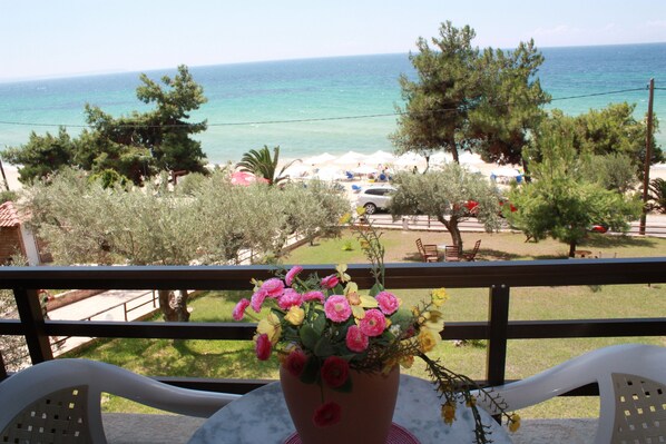 Habitación triple, balcón | Balcón