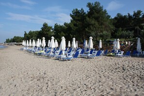 Ubicación a pie de playa, tumbonas y sombrillas