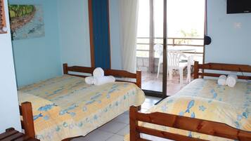 Værelse til 3 personer - balkon | Lydisolering, gratis baby-/barnesenge, gratis Wi-Fi, sengetøj