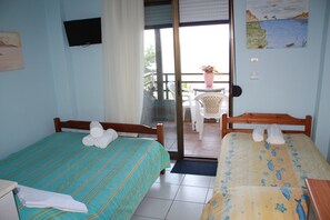 Habitación triple, balcón | Sistema de insonorización, cunas gratuitas, wifi gratis y ropa de cama