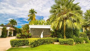 Un jardín bien cuidado con un letrero que dice 'villas aelita'.