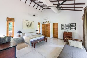 2 Schlafzimmer, hochwertige Bettwaren, Betten mit Memory-Foam-Matratzen