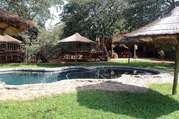 Una piscina al aire libre