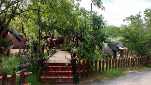 Garden - Elephant Trail Guesthouse and Backpackers (Kasane)