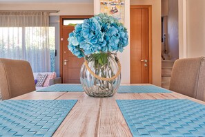 In-room dining - Elegant Maisonette Garden near Beach (Aegina)