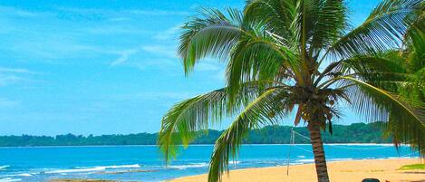 Sulla spiaggia, lettini da mare, teli da spiaggia