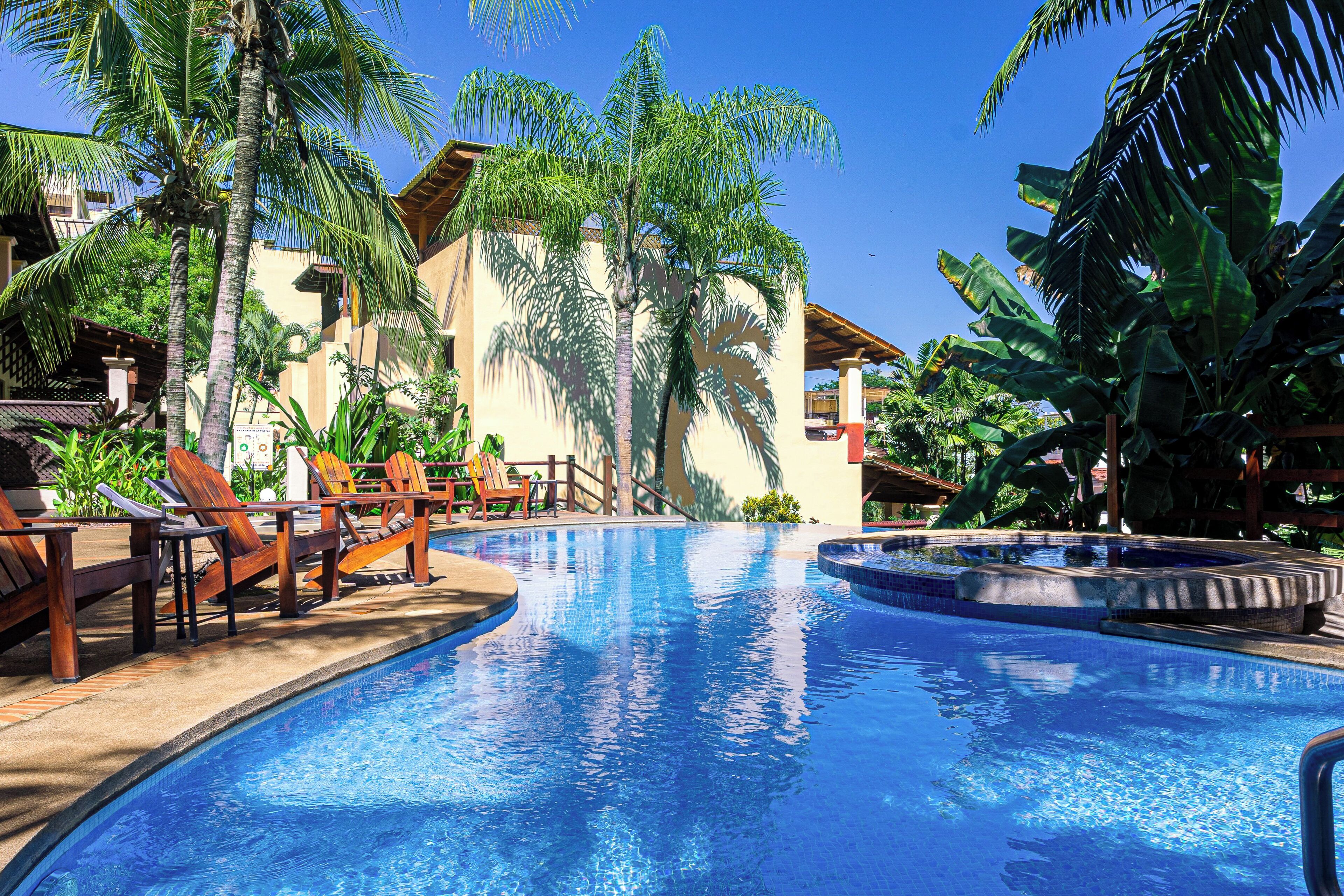 Piscine extérieure, chaises longues