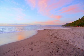Am Strand, Liegestühle, Strandtücher