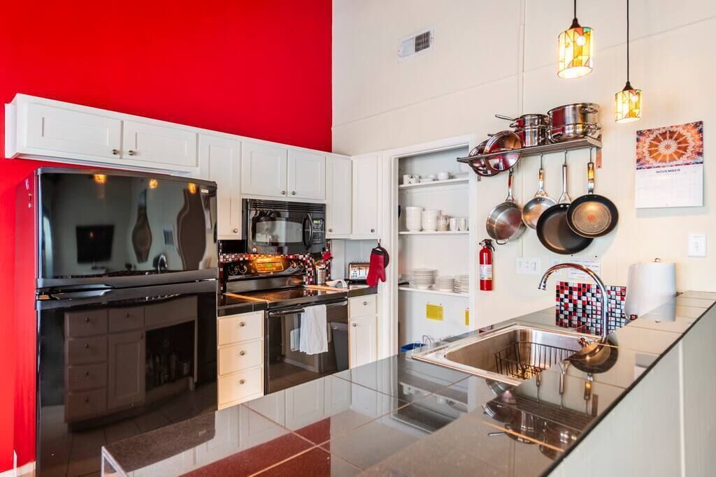 Frigorifero, microonde, forno, piano cottura