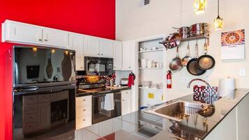 Frigorifero, microonde, forno, piano cottura