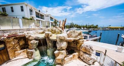 MODERN VILLA - INDOOR/OUTDOOR PICKLEBALL - SPEAKEASY - UPSCALE OCEANFRONT RESORT