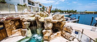 MODERN VILLA - INDOOR/OUTDOOR PICKLEBALL - SPEAKEASY - UPSCALE OCEANFRONT RESORT