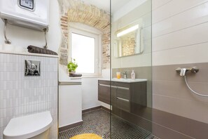 Sèche-cheveux, serviettes fournies, savon, papier toilette