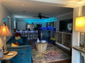 Smart TV, chimenea, libros y estéreo 