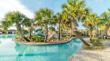 Een buitenzwembad, een verwarmd zwembad