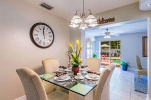 Dining - PERFECT GETAWAY FOR FAMILY REUNIONS ,  WEDDINGS, ESPORTS TEAMS! HEATED POOL! (Fort Myers)