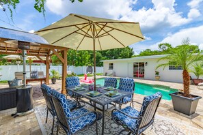 Outdoor pool, a heated pool - PERFECT GETAWAY FOR FAMILY REUNIONS ,  WEDDINGS, ESPORTS TEAMS! HEATED POOL! (Fort Myers)