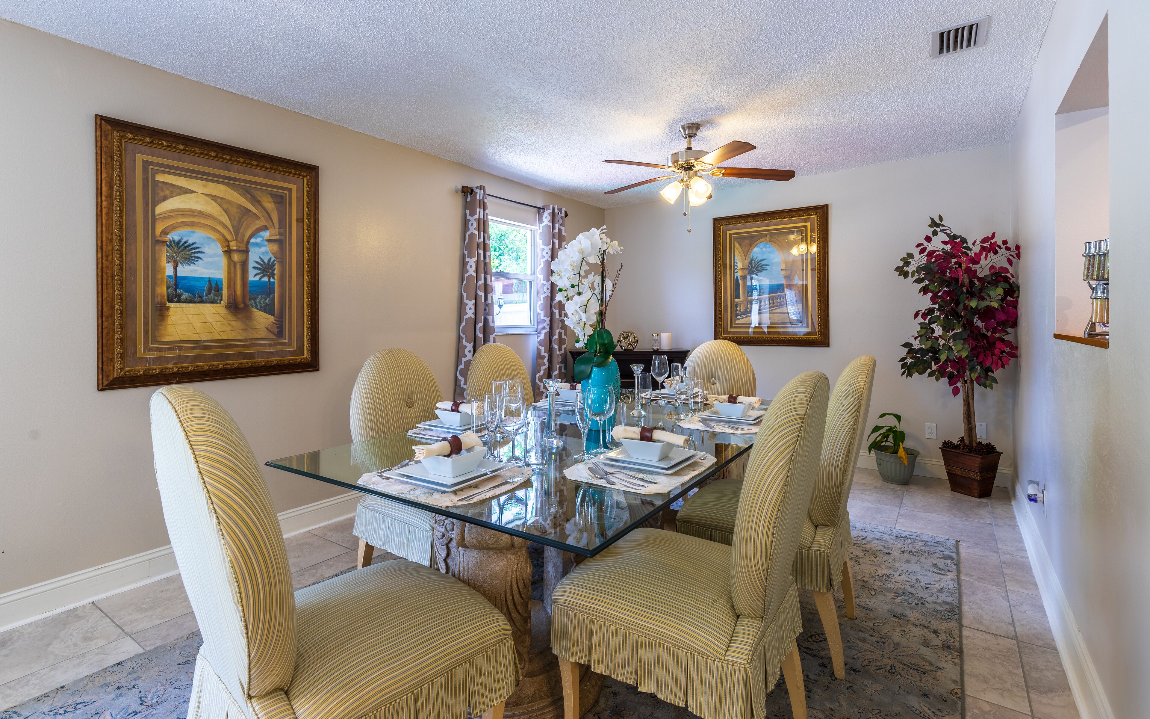 Formal dinning room