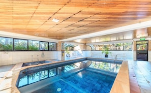 Inomhuspool och utomhuspool