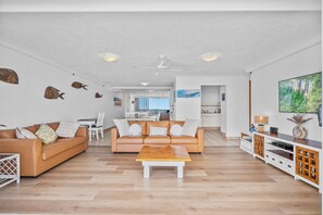 Smart-tv, tv-spel, dvd-spelare och ett bordtennisbord