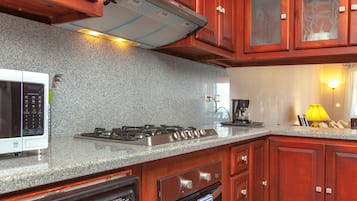 Coffee/tea maker, fridge, oven, stovetop