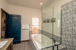 Baignoire, sèche-cheveux, serviettes fournies