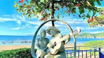 Plage, chaises longues, serviettes de plage