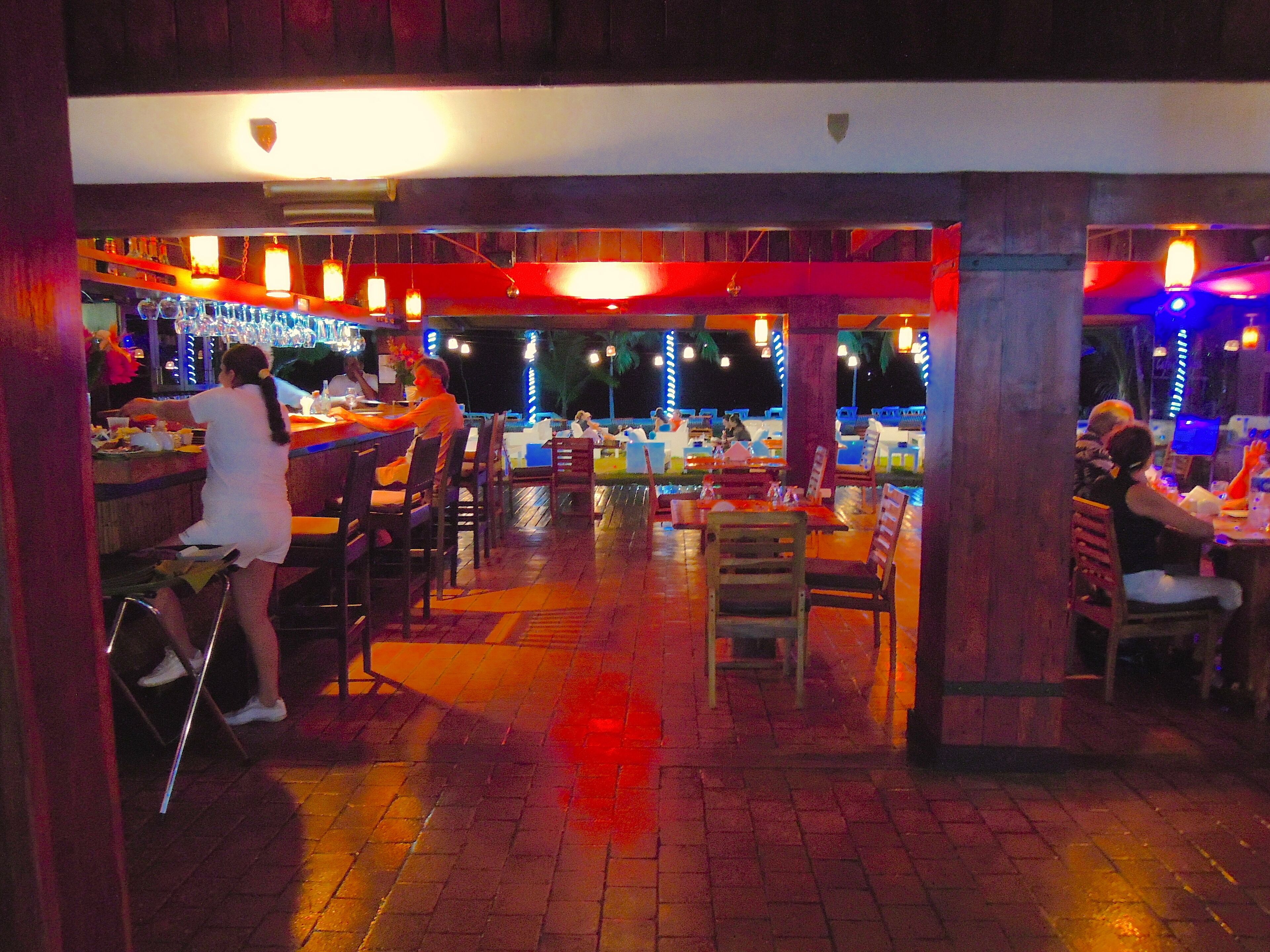 Un restaurant situé à l’intérieur, avec des tables et des chaises disposées pour accueillir les clients.