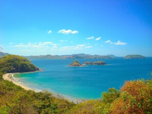En la playa, camastros y toallas de playa