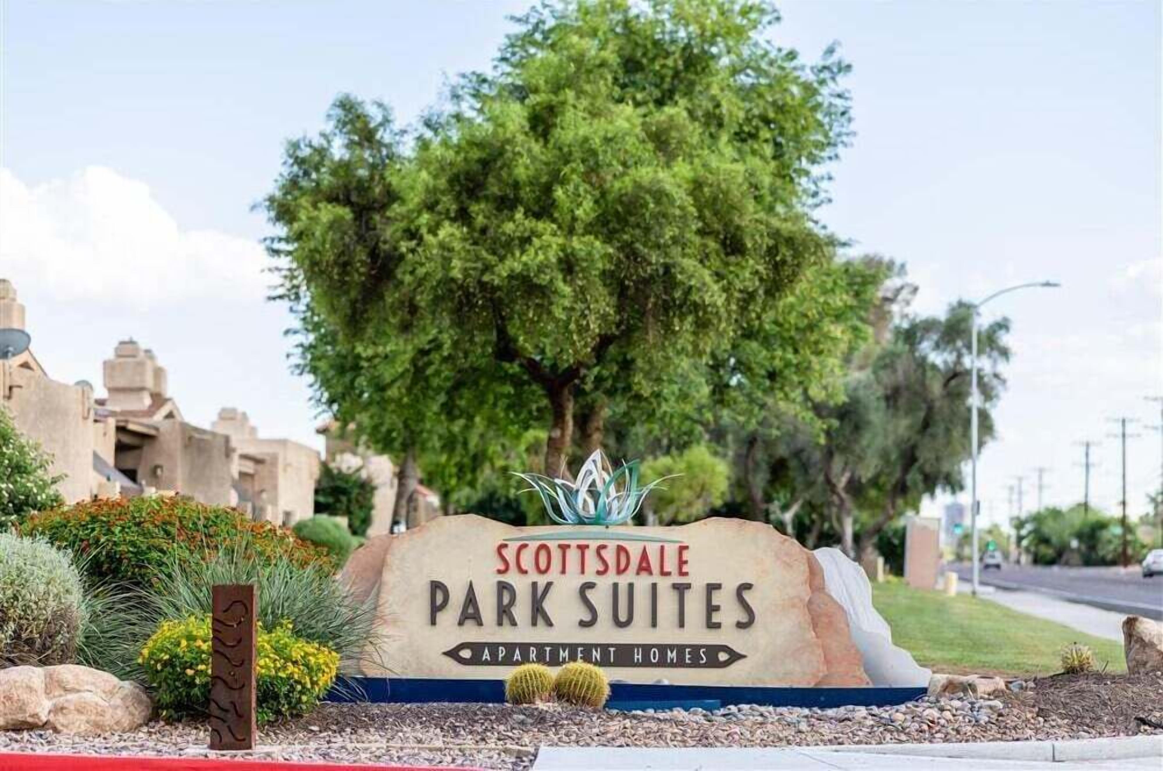 Une enseigne indiquant « Scottsdale Park Suites », précisant qu’il s’agit d’un immeuble d’appartements.