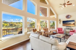 Smart TV, table tennis, toys, books - LAURA’S LODGE – BEAUTIFUL RIVER, KAYAKS, TUBES, HOT TUB - WELCOME! (Wimberley)