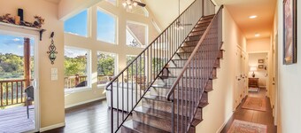 LAURA’S LODGE – BEAUTIFUL RIVER, KAYAKS, TUBES, HOT TUB - WELCOME!