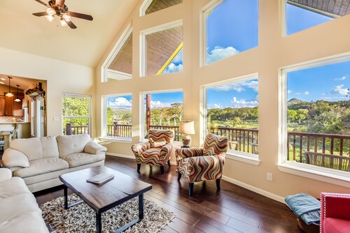 LAURA’S LODGE – BEAUTIFUL RIVER, KAYAKS, TUBES, HOT TUB - WELCOME!
