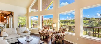 LAURA’S LODGE – BEAUTIFUL RIVER, KAYAKS, TUBES, HOT TUB - WELCOME!