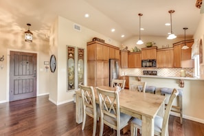 Dining - LAURA’S LODGE – BEAUTIFUL RIVER, KAYAKS, TUBES, HOT TUB - WELCOME! (Wimberley)