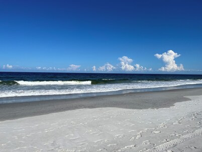 Sea Oats Studio -downtown And Steps To The Beach!