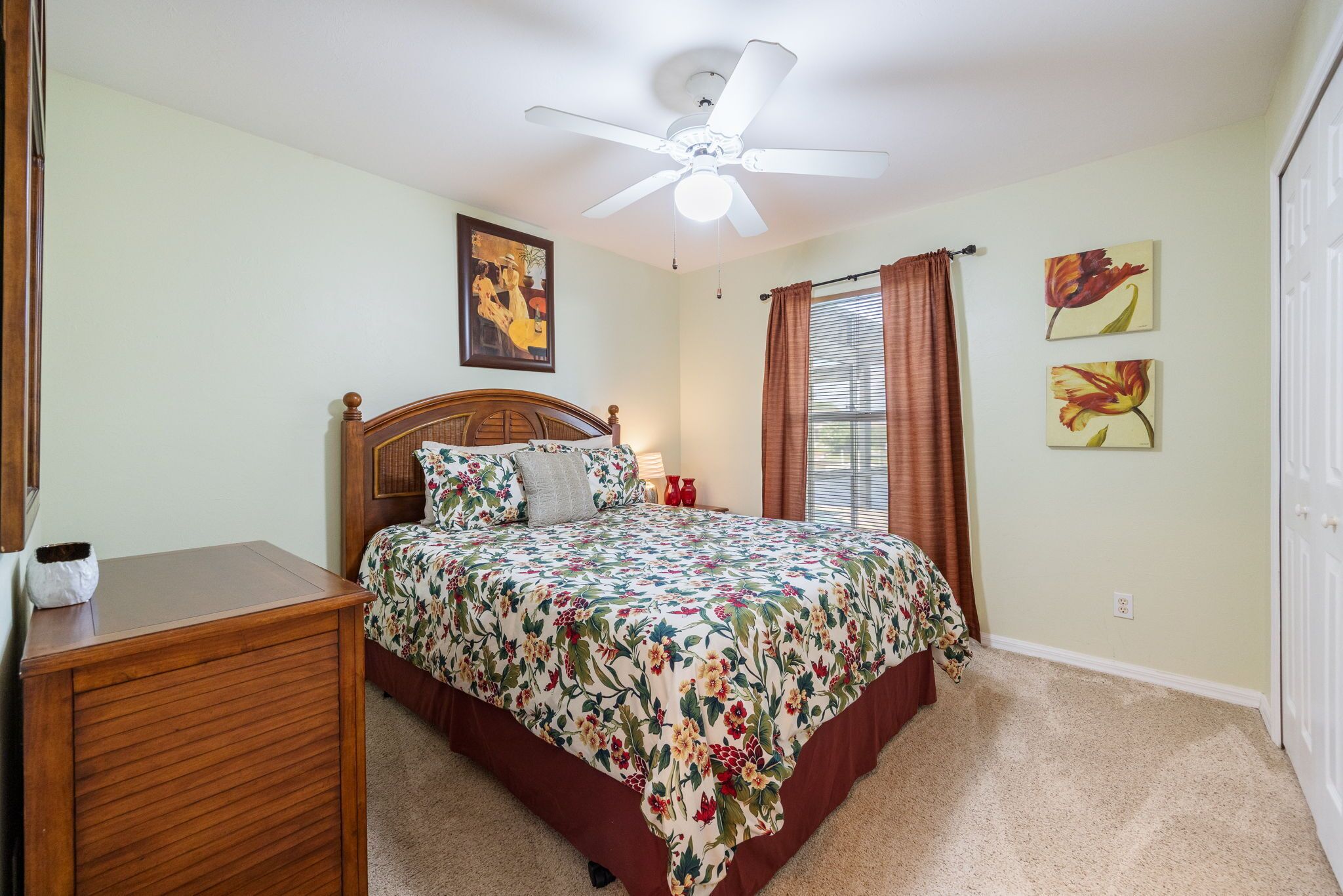 3 bedrooms, in-room safe, iron/ironing board, free WiFi